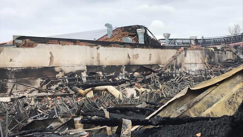 Dach eingestürzt: Supermarkt in Bechhofen stand in Flammen