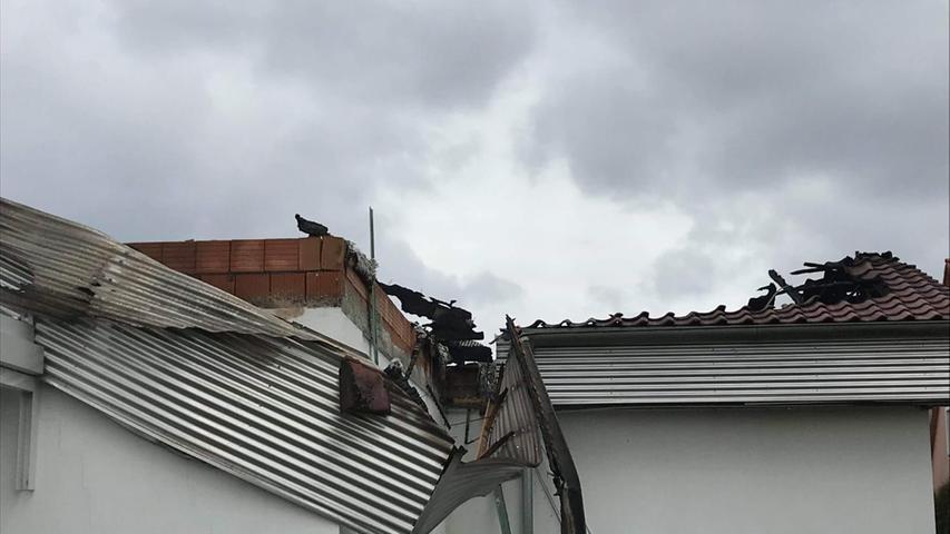 Dach eingestürzt: Supermarkt in Bechhofen stand in Flammen