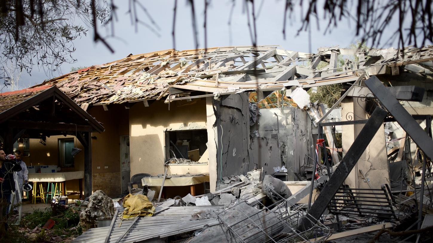 Eine aus Rafah im südlichen Gazastreifen abgefeuerte Rakete soll das Haus in der Gemeinschaftssiedlung Mischmeret direkt getroffen haben.