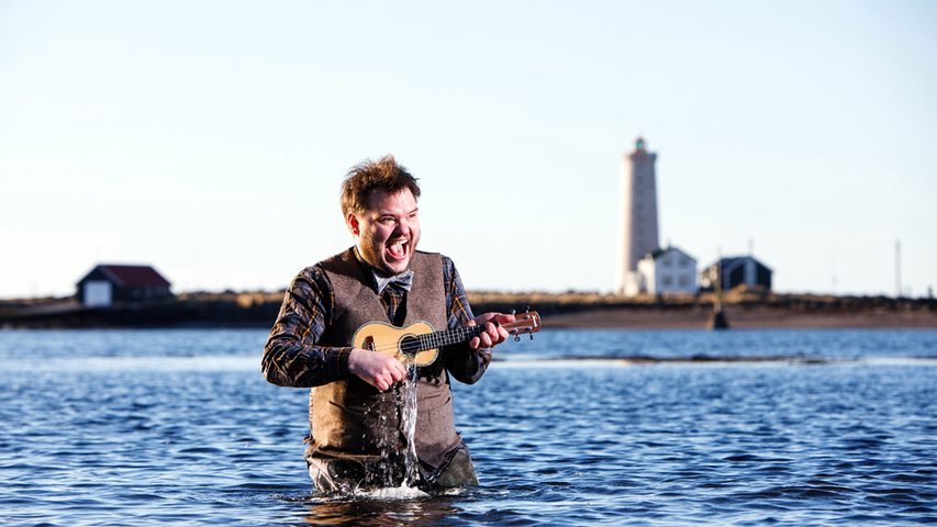 Der isländische Singer/Songwriter und Entertainer kehrt für seine "The second bell"- Tour mit neuen und alten Songs, seltsamen Geschichten und einer ungewöhnlichen neuen Philosophie zurück. Svavar Knútur ist ein Künstler mit zahlreichen Facetten, der große Liebe für sein Publikum mitbringt und es schafft, die Zuhörer vom ersten Moment an mitzureißen.
