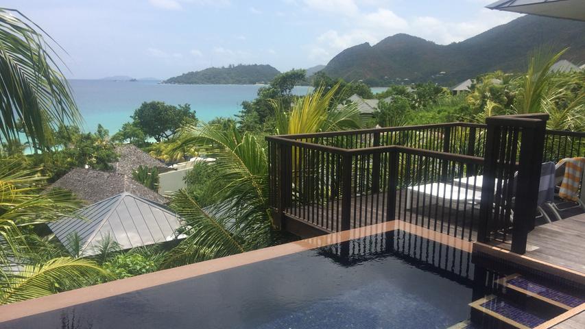 Viele Hotels helfen beim Naturschutz mit – wie das Raffles Seychelles auf Praslin. Das Luxus-Ressort macht sich mit Projekten für die heimische Tier- und Pflanzenwelt stark und erteilt dem Plastikmüll eine Absage. Die Unterkünfte haben jeweils einen eigenen kleinen Pool.