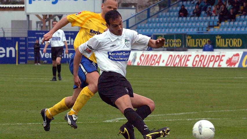 Seine aktive Karriere hat der ehemalige marokkanische Nationalspieler im Jahr 2004 beendet, dem Kleeblatt ist er aber weiterhin treu. So übt Azzouzi aktuell das Amt des Sportgeschäftsführers bei der SpVgg Greuther Fürth aus. In seiner aktiven Zeit erzielte für die Fürther in 169 Pflichtspielen insgesamt 28 Tore.