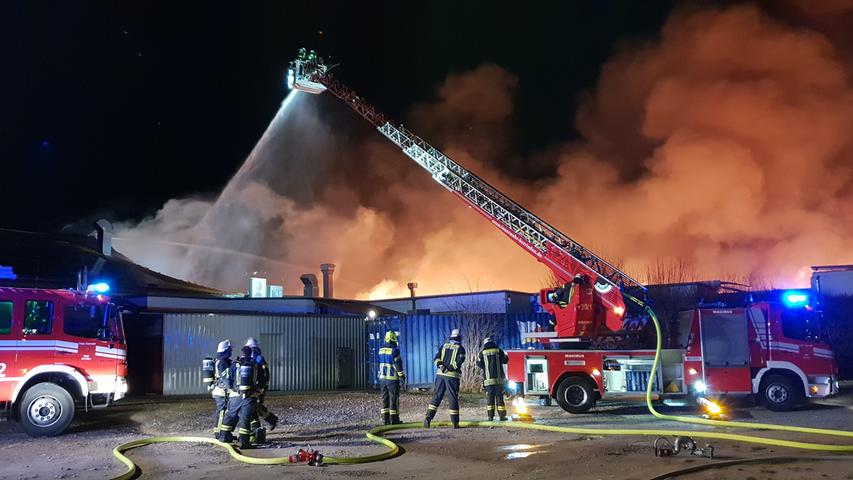 Als die Feuerwehrkräfte vor Ort eintrafen, brannte das Gebäude allerdings bereits lichterloh.