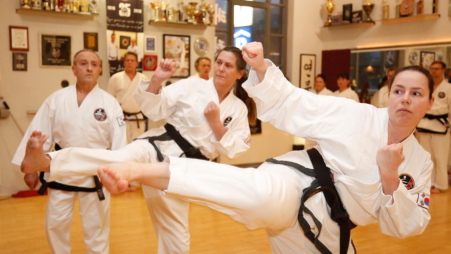 Strenger Blick: Efstratios Papadellis (links) vermittelt seit 50 Jahren die Werte des klassischen Taekwondo.