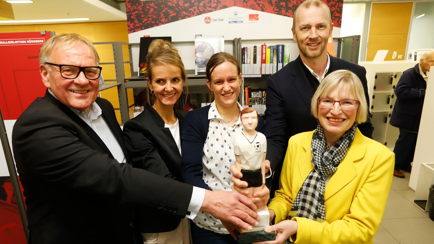 Aufsichtsratschef Thomas Grethlein (links) eröffnet mit Katharina Fritsch, Birgitt Glöckl, Niels Rossow und Elisabeth Sträter (v.l.n.r.) feierlich das neue Regal in der Stadtbibliothek.