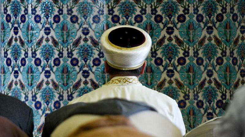 Es gibt Probleme bei den Imamen in Deutschland - die Politik will reagieren.