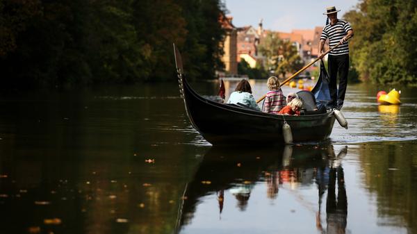 Original venezianische Gondeln gibt es nicht nur in der italienische Touristen-Metropole. Wer es etwas ruhiger mag, kann sich auch einfach nach Bamberg verirren. Mit einem privaten Gondelführer lässt es sich hier entlang der Regnitz durch die ehemalige Fischersiedlung in der Inselstadt schippern, die nicht umsonst seit 1842 Klein-Venedig genannt wird. In kleinen Gässchen prangen hier die hübschesten Fachwerkbauten und kleine Gärten sprießen in Hinterhöfen.