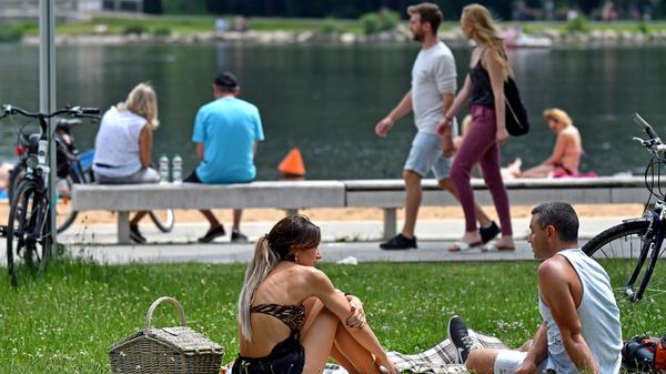 Strand, Wasser, Urlaubsfeeling - und mitten in Nürnberg. Der Wöhrder See lädt seit Jahren zum Baden und Sonnen ein. Nicht umsonst wurde das Badeareal von Markus Söder als "Klein-Rimini" getauft.