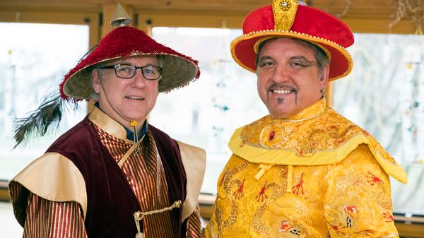 Und wenn wir schon in der Oberpfalz sind, dann ist auch Asien nicht mehr weit: "Kille wau" heißt es jährlich, wenn in Dietfurt (Landkreis Neumarkt) der wilde Chinesen-Fasching startet. . Wilde Narren, kuriose Kostüme und eine traditionelle Kaiserzeremonie verleihen dem etwa 6000 Einwohner großen Ort einen chinesischen Charme, wie er nur selten in Deutschland zu finden ist.