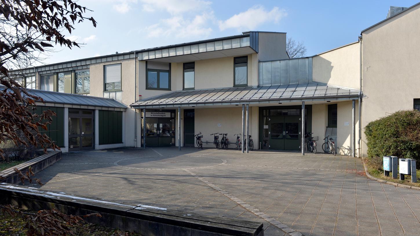 Die städtische Wirtschaftsschule im Röthelheimpark in Erlangen würde gern die fünfte Jahrgangsstufe einführen.