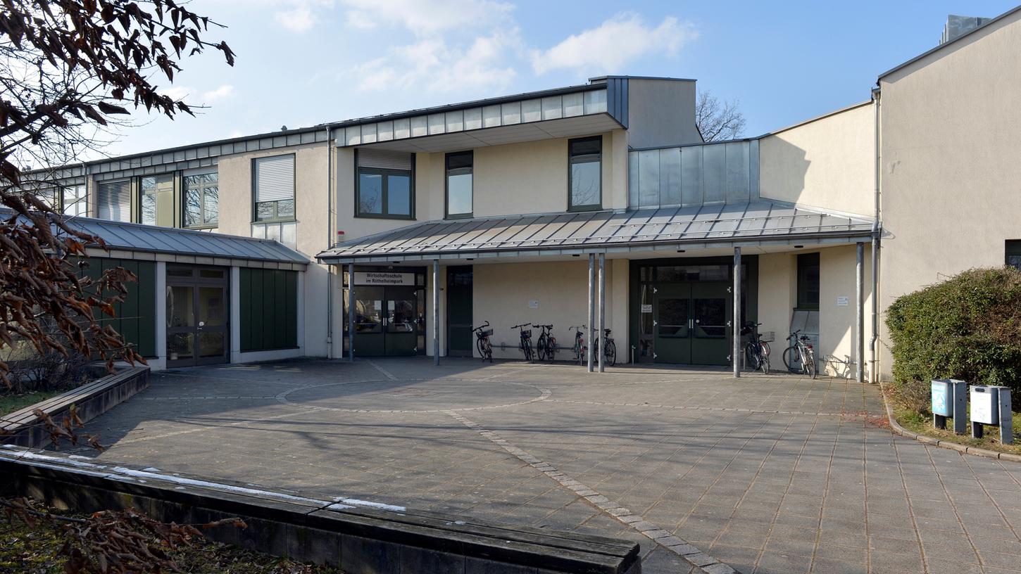 Die städtische Wirtschaftsschule im Röthelheimpark in Erlangen würde gern die fünfte Jahrgangsstufe einführen.
Die städtische Wirtschaftsschule im Röthelheimpark in Erlangen würde gern die fünfte Jahrgangsstufe einführen.