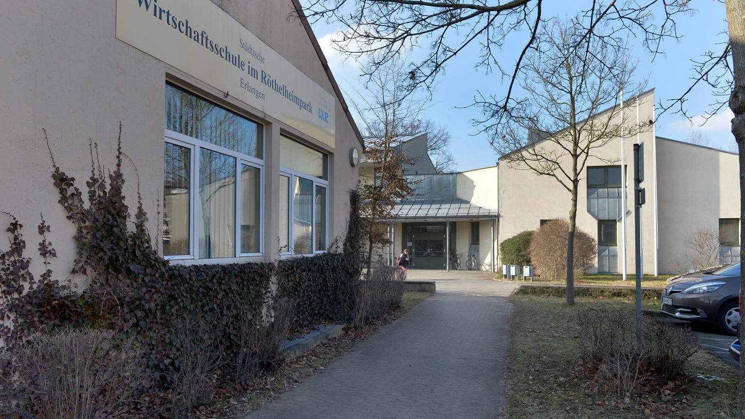An der Wirtschaftsschule im Röthelheimpark Erlangen schlug der Blitz ein. Die Schule muss deshalb am Dienstag geschlossen bleiben.