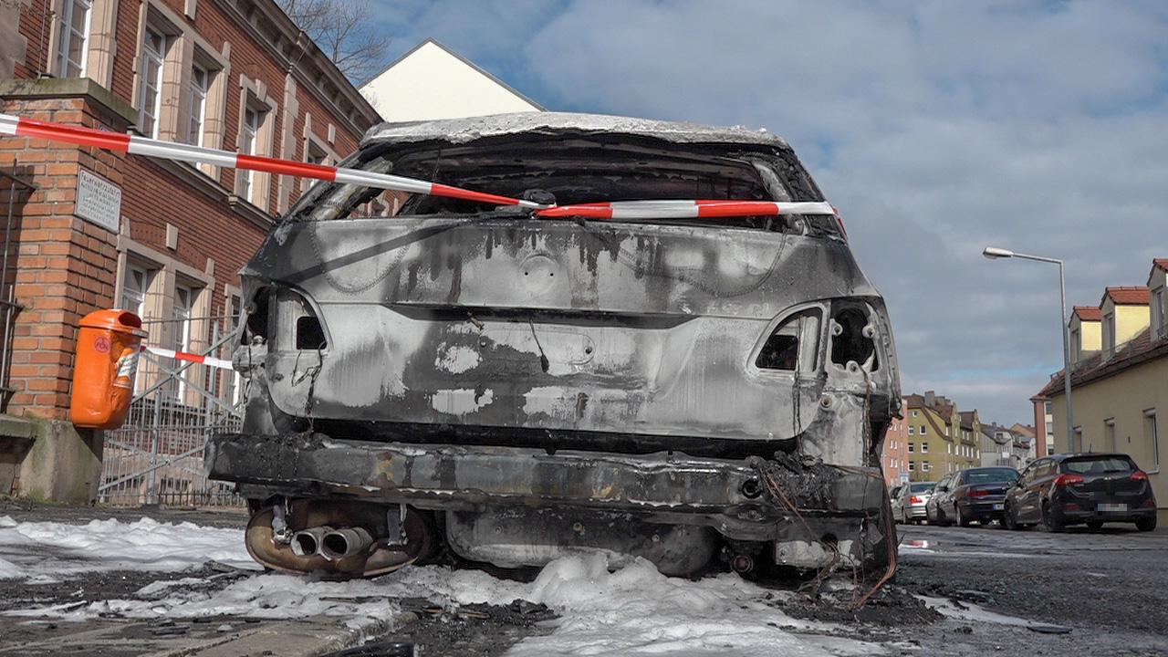 Ein BMW brannte an der Pfründnerstraße vollständig aus. Dass niemand verletzt wurde, ist auch der besonnenen Reaktion eines Neunjährigen zu verdanken.