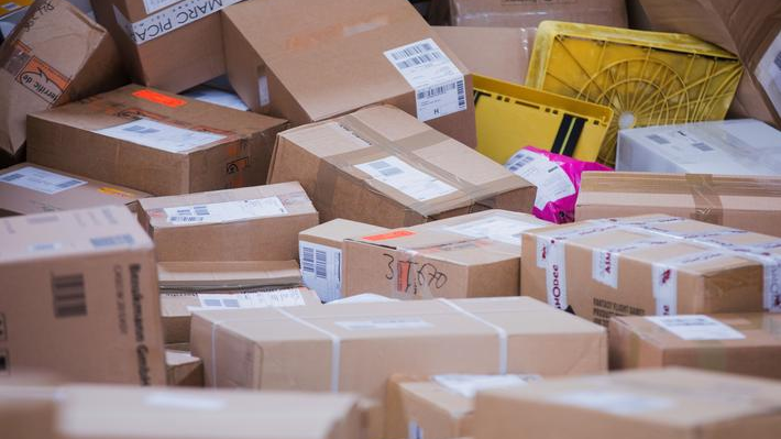 Verbraucher schicken Millionen Pakete und Päckchen an Online-Händler zurück - weil Waren nicht passen oder nicht gefallen. Verbraucher schicken Millionen Pakete und Päckchen an Online-Händler zurück - weil Waren nicht passen oder nicht gefallen.