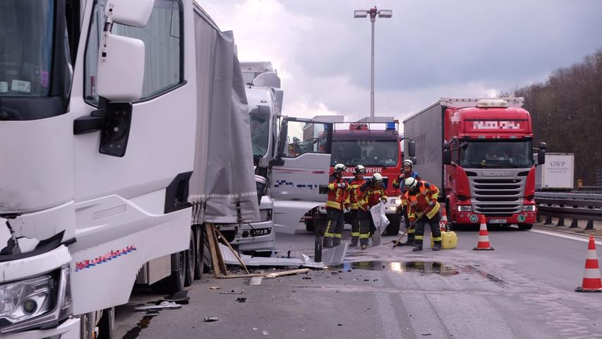 Drei Lastwagen kollidieren auf der A3 bei Nürnberg