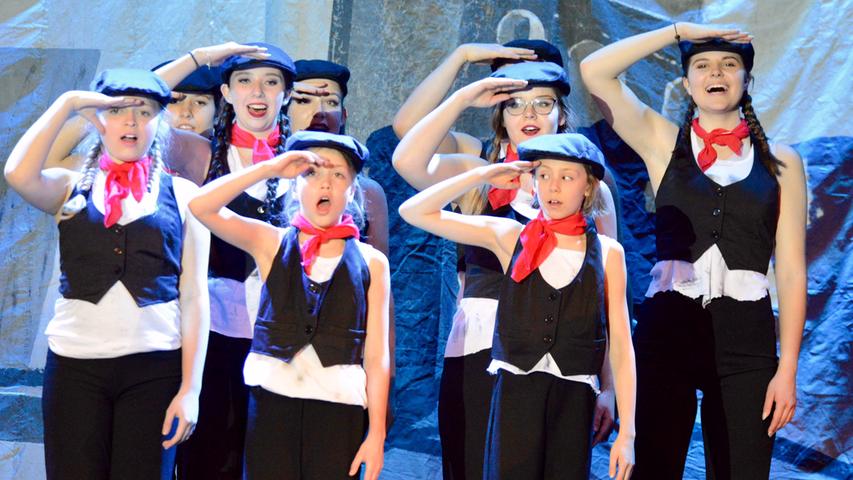 Das Tanztheater "Sieben Morgen" ist 1999 gegründet worden. Seither hat Leiterin Dagmar Pilsner mit Generationen tanzbegeisterter Kinder und Jugendlicher gearbeitet. Nicht nur im stillen Kämmerlein. "Bis der Wind sich dreht" heißt die achte Großproduktion, mit der die Tanzschule im Markgrafensaal zweimal vors Publikum getreten ist. Nach Motiven des Singspiels "Mary Poppins" haben Pilsner und ihr Produktionsteam aus einem alten Musical ein ganz eigenes, persönliches Theaterstück gemacht.