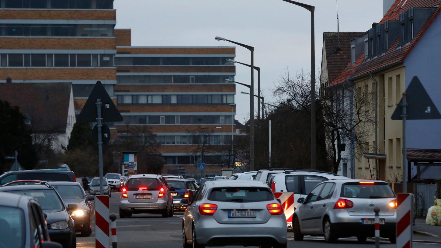 Nicht nur in Lonnerstadt, sondern auch andernorts, wie zum Beispiel hier in Nürnberg, bringen Eltern ihre Kinder mit dem Auto zur Schule und gefährden andere Schüler, die zu Fuß in die Schule gehen.

 
