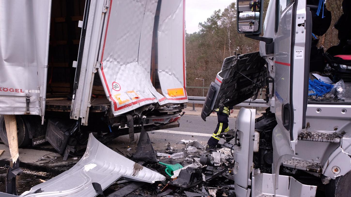 Bei einer Unfallserie kam es als erster von drei zu einem schweren Auffahrunfall eines Sattelzugs.
