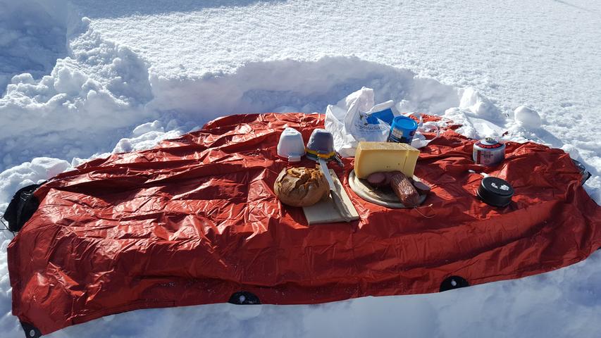Vor der Arbeit eine kleine Stärkung: Die Bergführer haben Brot, Käse und Wurst auf den Berg mitgebracht
