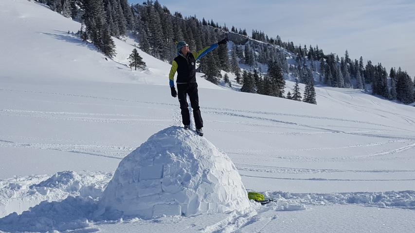 Bergführer Wolfgang demonstriert, wie belastbar das nur aus Schnee erbaute Iglu ist