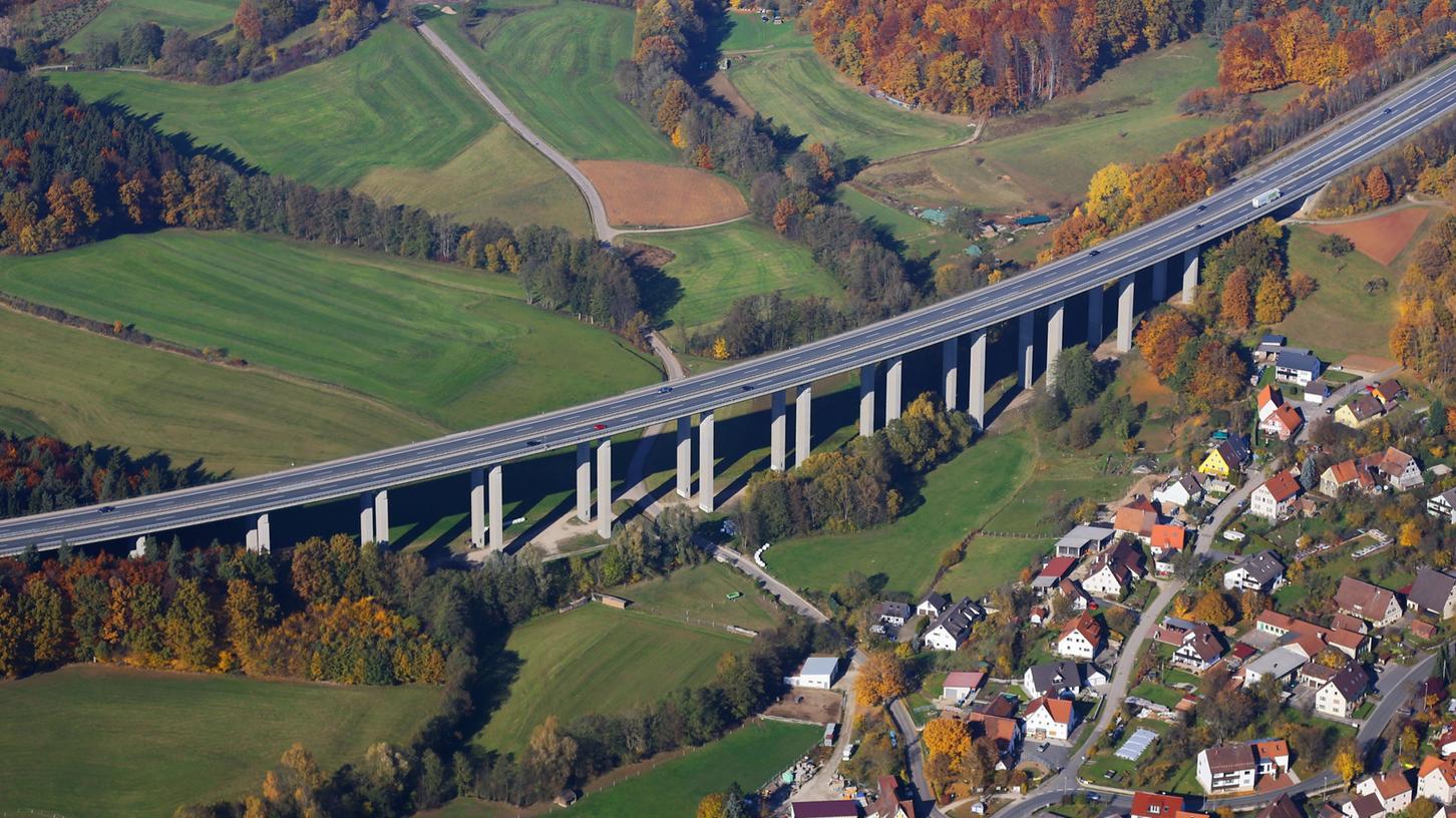 Knapp 630 Meter lang und bis zu 43 Meter hoch überspannt die A6-Talbrücke das Dörfchen Unterrieden und den im Tal fließenden Raschbach. Ab September wird der nördliche Teil der Brücke abgerissen.