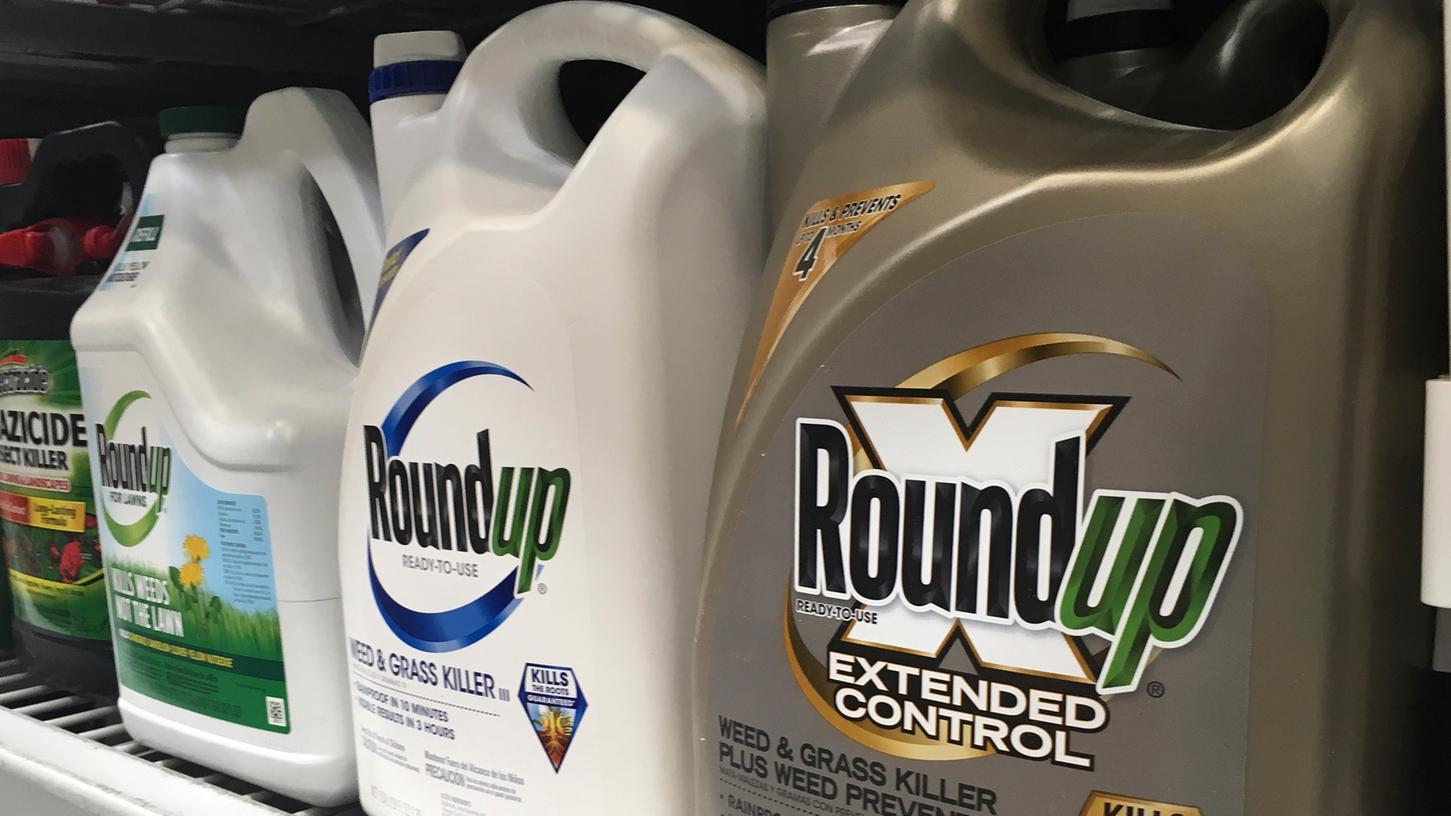 In San Fancisco stehen Behälter mit dem Unkrautvernichter Roundup in einem Verkaufsregal. Die Bayer-Tochter Monsanto wurde wegen des umstrittenen Mittels zu einem hohen Schadensersatz verurteilt.
