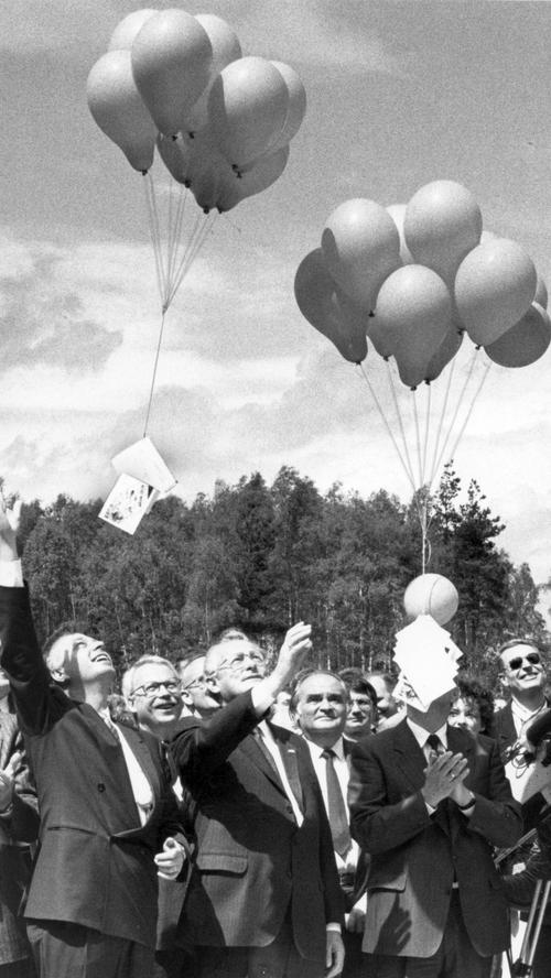 Im Mai 1989 feierte die Stadt Richtfest auf der Großbaustelle in Langwasser. Inzwischen war Peter Schönlein neuer Oberbürgermeister und "Bauleiter". Er dankte dem ebenfalls neuen bayerischen Ministerpräsidenten Max Streibl für die „großzügige finanzielle Hilfe“ beim Klinikbau. Gemeinsam ließen sie Luftballons steigen.