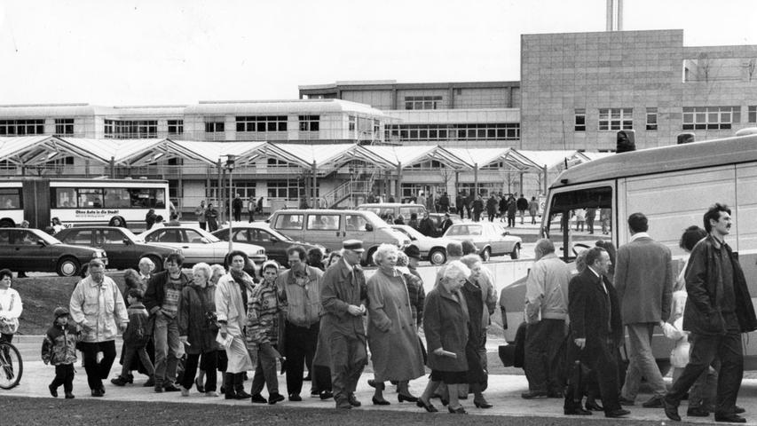 Am Tag der offenen Tür strömten auch die Nürnberger und viele Menschen aus dem Umland in das neue Gesundheitszentrum. 60.000 Besucher besichtigten die Einrichtungen, die wegen des Ansturms teilweise geschlossen werden mussten.