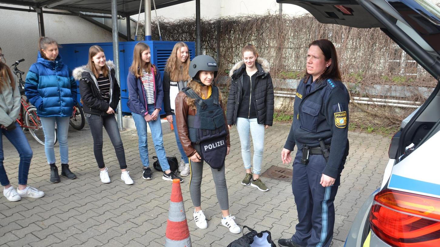 Sicherheitsweste und Helm passen auch Frauen