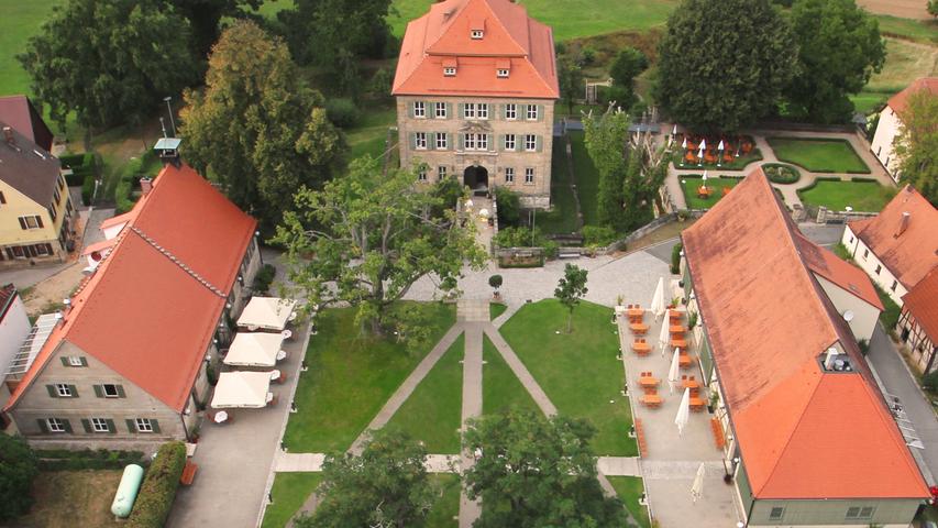 Das Schloss Atzelsberg liegt zwar etwas außerhalb von Erlangen, doch die Anfahrt lohnt sich. Denn hier kann man frühstücken wie ein König.