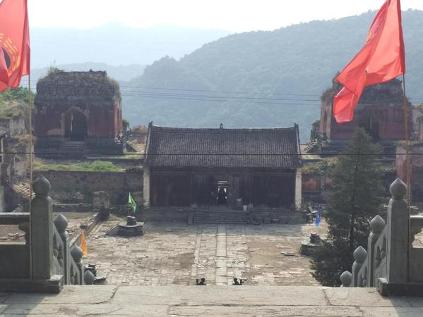 In den Wudang-Bergen steht der „Tempel der fünf Drachen“ – dort hat Tobias Plötz die Schule „Wu Dang Principles“ mitgegründet. Außerdem ist der Tempel Namensgeber seiner neuen Ausbildungsstätte in Eberhardshof.