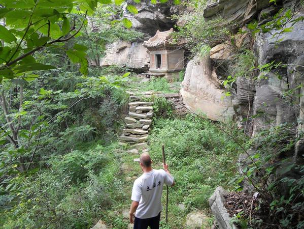 In Chinas Bergen zu wandern birgt Gefahren, aber auch erstaunliche Blickfänge.