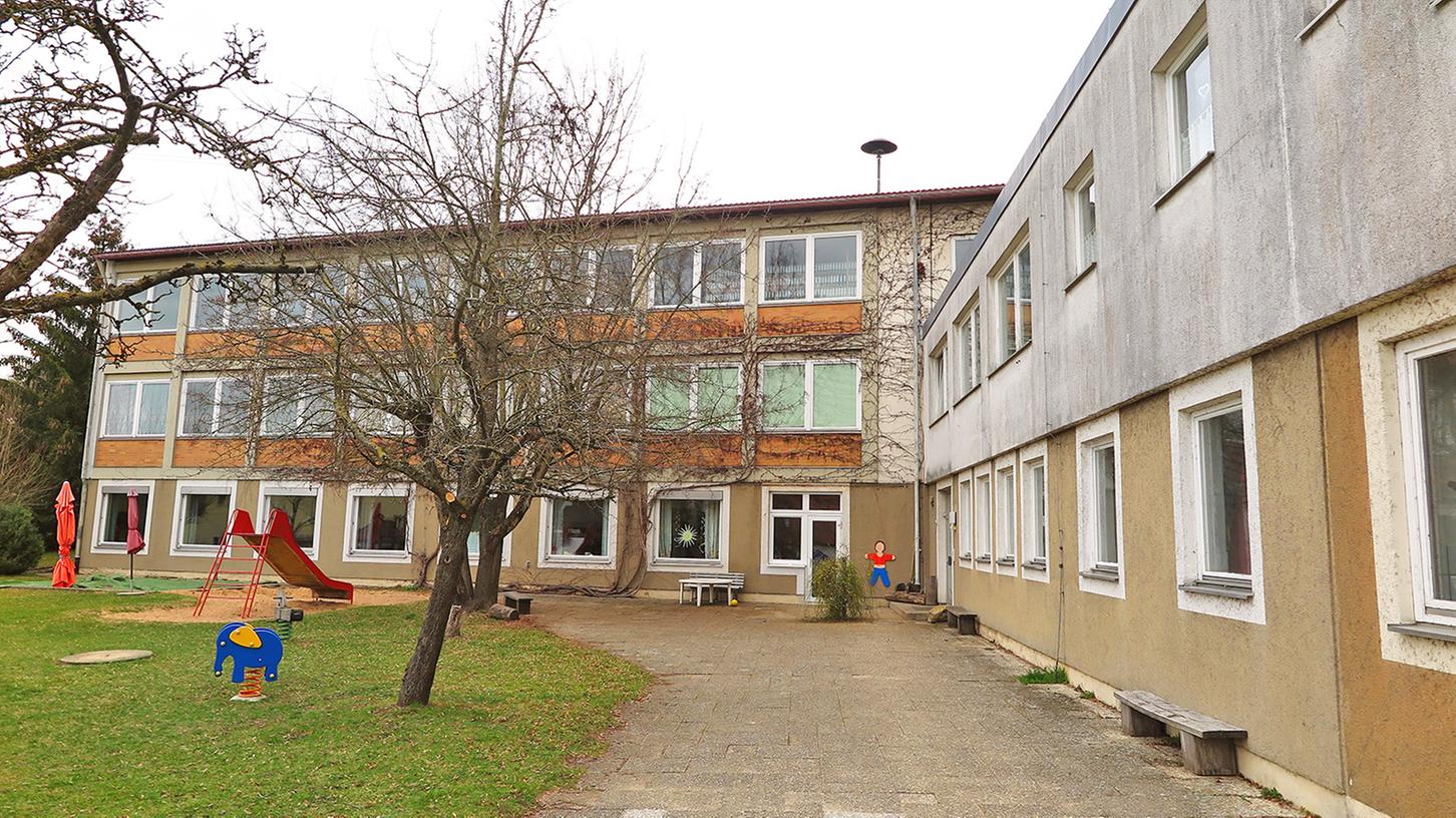 Die alte Gundelsheimer Dorfschule beherbergt aktuell den Kindergarten sowie ein Sammelsurium an Lagerräumen. Die alte Gundelsheimer Dorfschule beherbergt aktuell den Kindergarten sowie ein Sammelsurium an Lagerräumen.