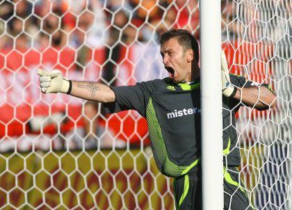 Nachdem Raphael Schäfer Nürnberg 2007 den Rücken kehrte, um in Stuttgart Champions-League-Luft zu schnuppern, füllte Trainer Hans Meyer die Lücke einem seiner Wunschspieler: dem Tschechen Jaromir Blazek. Doch beim FCN entwickelte sich der Keeper zum Unglücksraben. Blazek machte immer wieder auf sich aufmerksam, indem er vor allem eines tat: patzen. Immer wieder hallten schrille Pfiffe durchs Frankenstadion, die vor allem an den Tschechen adressiert waren. Nach einer glücklosen Saison kehrte Blazek zu Sparta Prag zurück. Seine Karriere beendete der heute 50-Jährige 2015 beim tschechischen Zweitligaklub FC Vysocina Jihlava. 