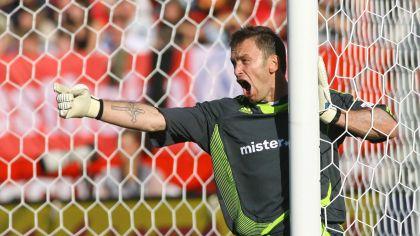 Nachdem Raphael Schäfer Nürnberg 2007 den Rücken kehrte, um in Stuttgart Champions-League-Luft zu schnuppern, füllte Trainer Hans Meyer die Lücke einem seiner Wunschspieler: dem Tschechen Jaromir Blazek. Doch beim FCN entwickelte sich der Keeper zum Unglücksraben. Blazek machte immer wieder auf sich aufmerksam, indem er vor allem eines tat: patzen. Immer wieder hallten schrille Pfiffe durchs Frankenstadion, die vor allem an den Tschechen adressiert waren. Nach einer glücklosen Saison kehrte Blazek zu Sparta Prag zurück. Seine Karriere beendete der heute 50-Jährige 2015 beim tschechischen Zweitligaklub FC Vysocina Jihlava.