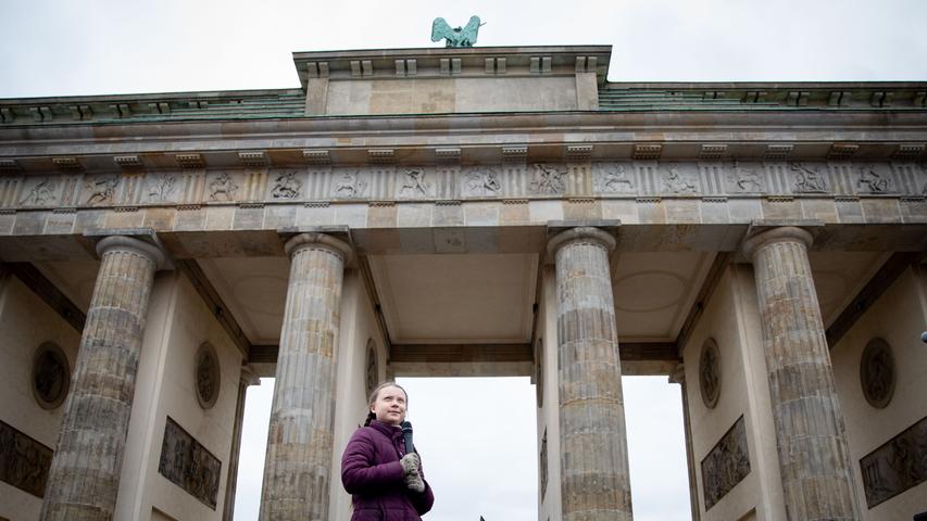 29.03.2019, Berlin: Die Umweltaktivistin Greta Thunberg spricht auf der Demonstration "Fridays for Future" am Brandenburger Tor in Berlin zu den Schülern. Foto: Kay Nietfeld/dpa +++ dpa-Bildfunk +++