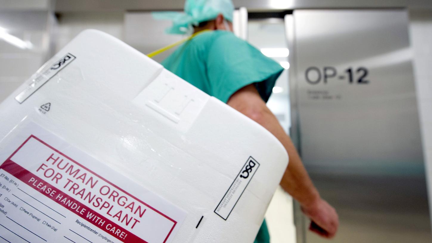 Die Zahl der Organspender ist verglichen mit der Anzahl der Menschen, die dringend auf ein Spendeorgan warten, gering. Nun soll die Widerspruchsregelung Abhilfe schaffen.