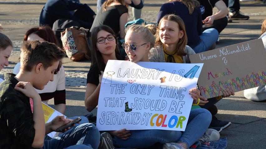 "Bunt und solidarisch": Schüler machen sich gegen Rassismus stark