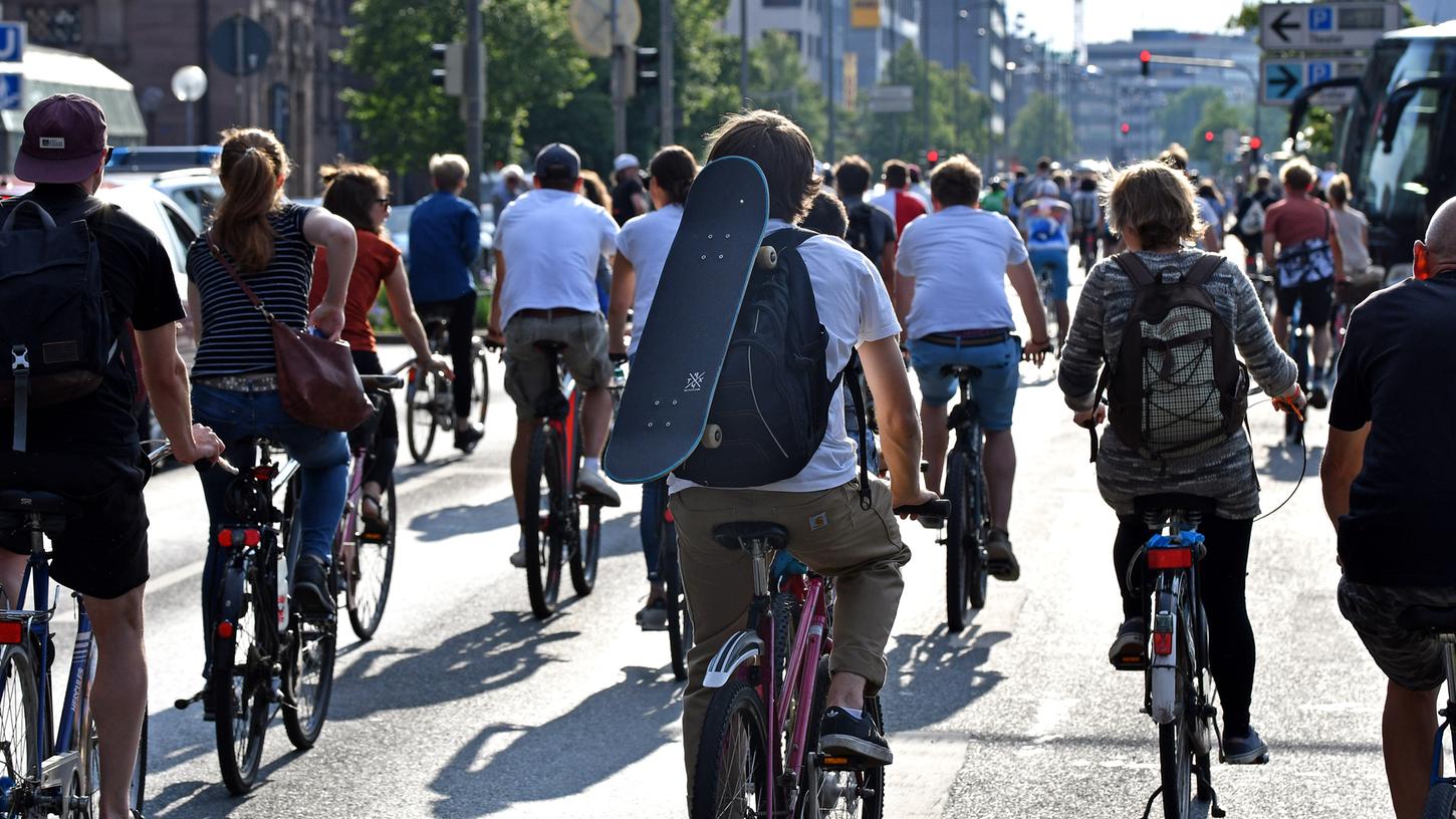 Die Teilnehmer der Critical Mass wurden am Freitag von den Polizeibeamten ausgebremst.