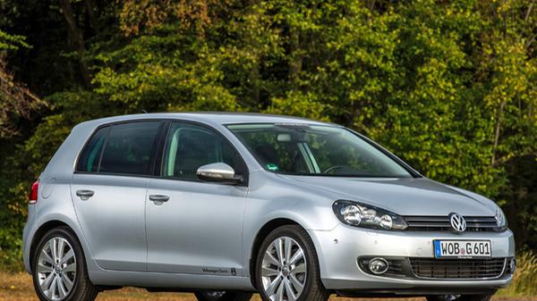2008 bis 2012: Der Golf VI ist aktuell. Ihn stattet VW mit einem Kniearbag für den Fahrer aus. Beim Turbodiesel erfolgt die Umstellung auf das Common-Rail-Prinzip. Der zweite Golf BlueMotion stellt Verbrauchsrekorde (3,8 l/100 km auf). Zu den inzwischen wichtigen Assistenzsystemen gehört eine adaptive Fahrwerksregelung.