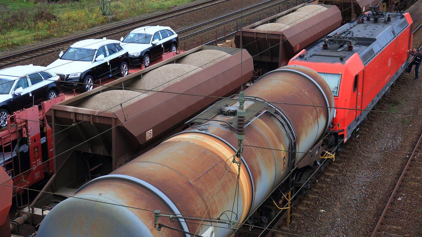 "Die wirtschaftliche Schwäche der DB Cargo AG belastet den Konzern zunehmend", kritisierte die Bundestagsfraktion.
