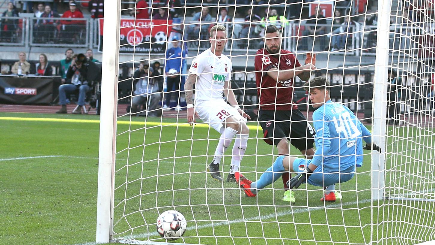 Der ist drin! Mikael Ishak setzte enorm abstiegsbedrohte Nürnberger im enorm wichtigen Spiel gegen Augsburg mit dem Außenrist in Führung.