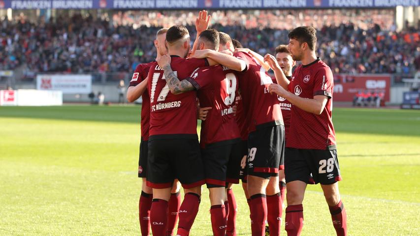182 quälend lange Tage hat es gedauert, jetzt darf der 1. FC Nürnberg endlich wieder jubeln: Nach 20 sieglosen Spielen in Folge schlägt der Club den FC Augsburg mit 3:0 und meldet sich damit im Abstiegskampf zurück.