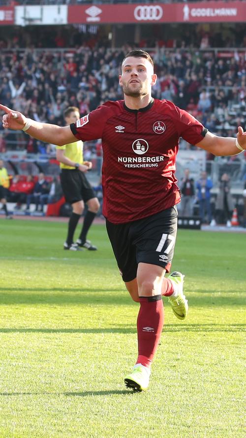 ...erzielt er das 3:0. Augsburg ist geschlagen, der FCN holt den ersten Liga-Sieg seit sechs Monaten. Das will gefeiert werden!