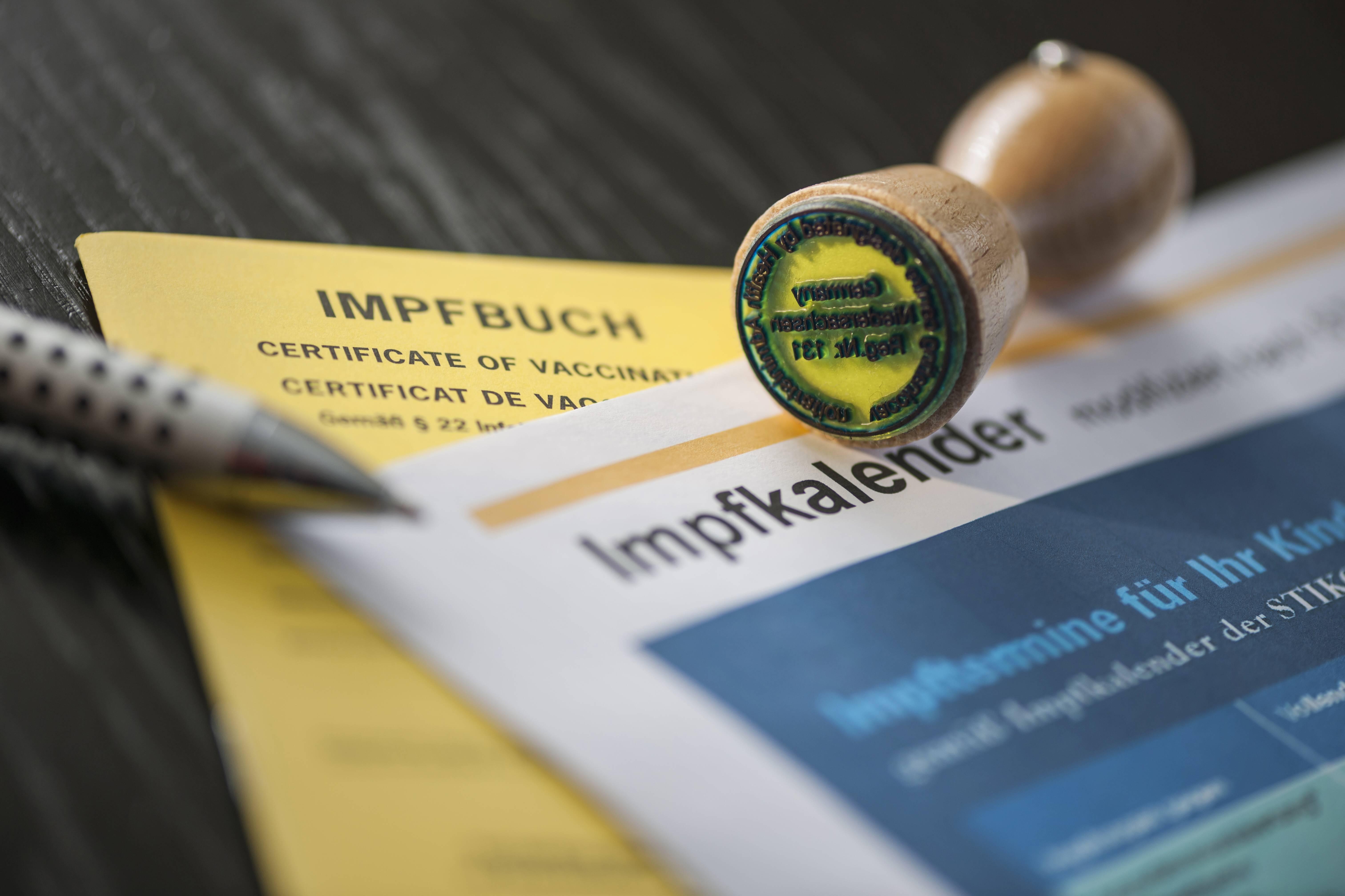Symbolbild Impfen Close up von Impfbuch und Impfkalender mit Impfstempel