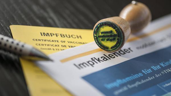 Symbolbild Impfen Close up von Impfbuch und Impfkalender mit Impfstempel