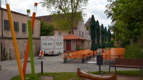 Der Name rührt von seiner Lage. Denn die Biergarten-Oase liegt direkt am Ufer der Zenn. Neben Bierspezialitäten sind auch Cocktails geboten. Am besten lässt man sich dazu eine Brotzeit schmecken.