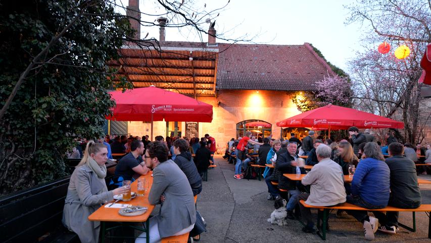Kaum zeigt sich bei uns der Frühling mit Sonne und ansprechenden Temperaturen, erinnert man sich, ja, an unsere Biergärten. Meist gut besucht ist auch das Steinbach Bräu in Erlangen.
