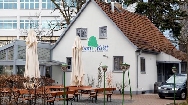 Hier kocht der Wirt noch selbst. Darauf ist man im Kütt ganz besonders stolz. Und zurecht auch auf die Lage in der Fürther Innenstadt, wo es sich im Biergarten ganu besonders gemütlich sitzen lässt.