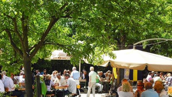 Der Name ist nicht ganz Programm im Obstgärtla. Denn der Biergarten setzt eher auf Fettiges mit seiner fränkisch-bayerischen Küche und auf Ungesundes mit seinem Bierausschank.